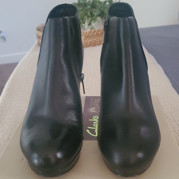 Clarks Women's Sleek Black Ankle Booties - Picture 3 of 5
